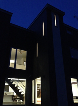光る階段のある家低炭素Hybridテラスドハウス